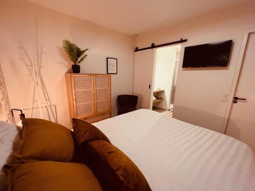 蒂尔堡Bed and Breakfast 013 city的卧室配有白色的床和沙发