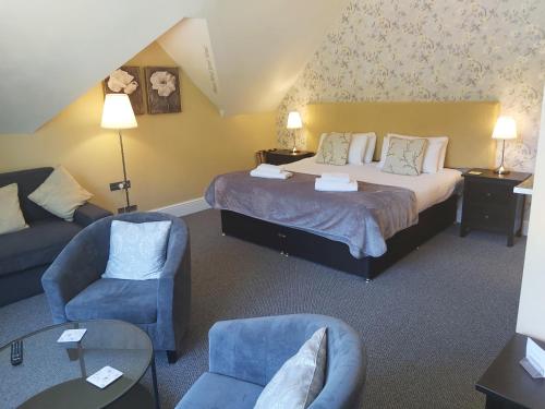 格兰奇奥沃桑茨埃尔顿旅馆的酒店客房,配有床和沙发