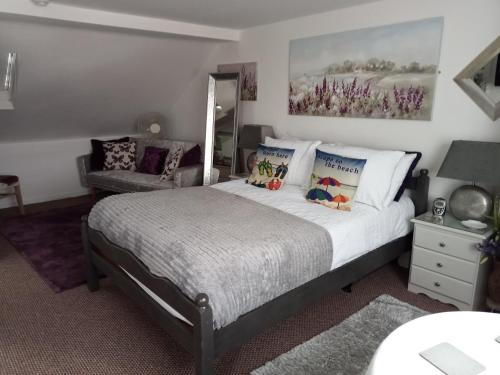 韦茅斯马尔祖尼宾馆的一间卧室配有一张床和一张沙发