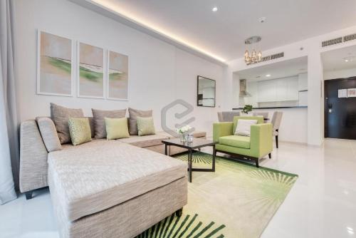 迪拜One Bed Apartment in Dubai - Dubai South - Damac Celestia的客厅配有沙发和桌子