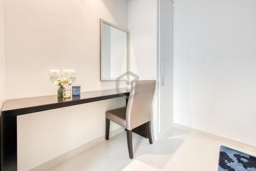 迪拜One Bed Apartment in Dubai - Dubai South - Damac Celestia的一张带椅子和镜子的桌子