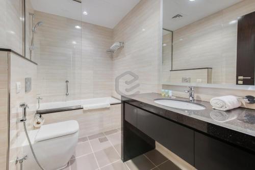 迪拜One Bed Apartment in Dubai - Dubai South - Damac Celestia的浴室配有卫生间、盥洗盆和浴缸。
