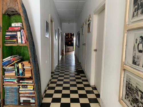 巴兰基亚Hostel Mamy Dorme的走廊设有棋盘地板和镜子