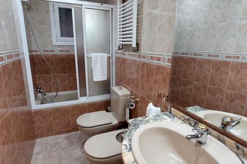 Santa Coloma de GramanetBravaholidays-831-Fabra-Barcelona的一间带卫生间、水槽和镜子的浴室