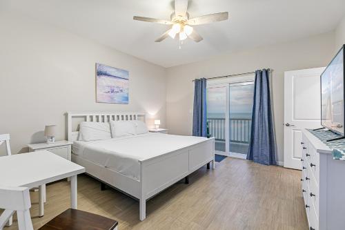 伊莎贝尔港Las Joyas Bayview Home的白色的卧室设有床和窗户