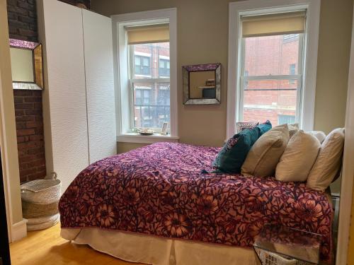 波士顿Boston North end Harbor View condo. FREE PARKING的一间卧室配有带枕头的床