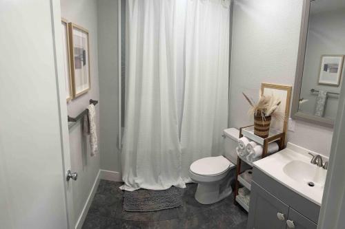 彭萨科拉Studio with Private Beach on Bayou Grande的浴室配有白色的浴帘和卫生间