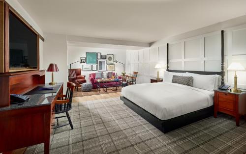 剑桥哈佛广场查尔斯酒店的一间卧室设有一张床和一间客厅。