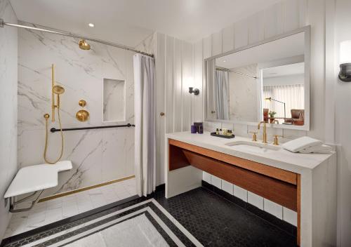 剑桥哈佛广场查尔斯酒店的白色的浴室设有水槽和镜子