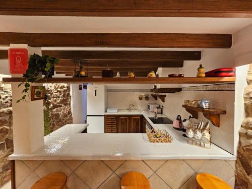 比拉法梅斯Casa Turistica Torreón de Villafamés的厨房设有白色的台面和木制天花板