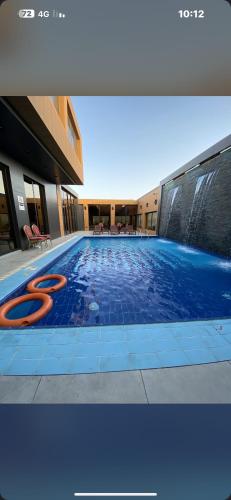 吉达Hoor Hotel的一座带大型游泳池的建筑中的游泳池