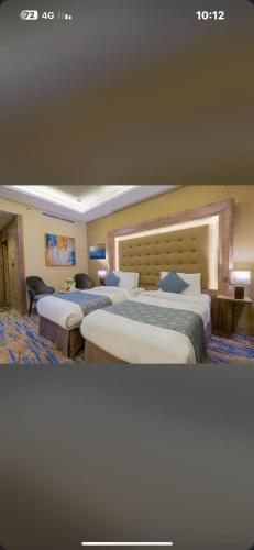 吉达Hoor Hotel的一间酒店客房,房间内设有两张床