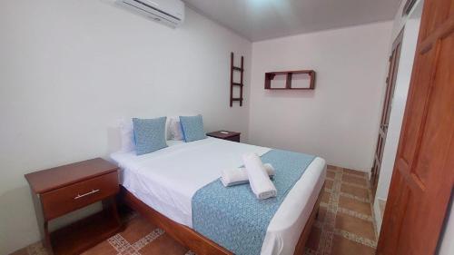 托尔图格罗Casa THIREMA Tortuguero的一间卧室配有一张床,上面有两条毛巾