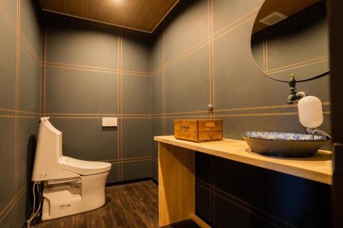 雾岛市InnCocoSumu？ - Vacation STAY 03071v的一间带水槽、卫生间和镜子的浴室