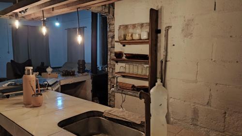 里韦拉Espacio Joseana的厨房设有水槽和砖墙