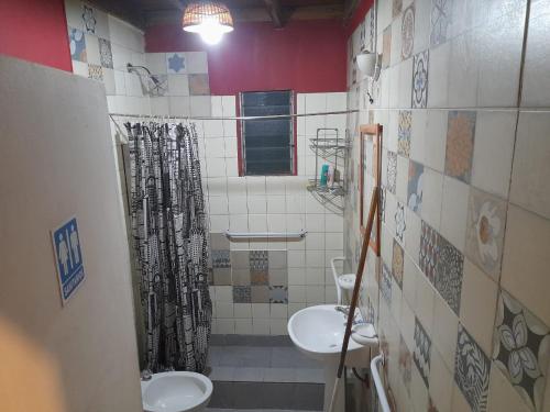 乌斯怀亚El Carretero的浴室设有2个水槽和2个卫生间