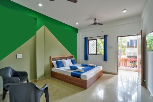 卡兰古特Abbi's Nest Beach House Goa的一间卧室设有一张床和绿色的墙壁
