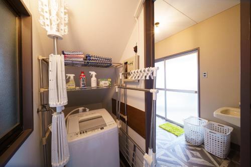 别府Kiseki no Aoi Tennenonsen - Vacation STAY 15697的一间带洗衣机和水槽的浴室