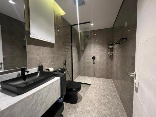 利雅德برج كابانا للوحدات السكنية的一间带黑色水槽和淋浴的浴室