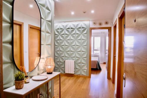 卢戈Muralla & Views的走廊上设有镜子,房间设有床
