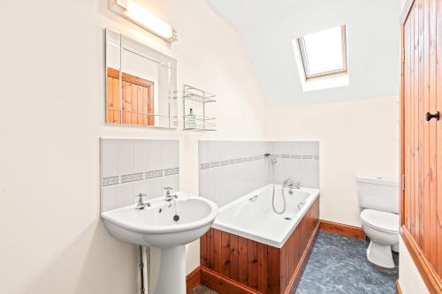 布莱尔高里Freuchies Mill - A Holiday Home For All Seasons.的白色的浴室设有水槽和卫生间。