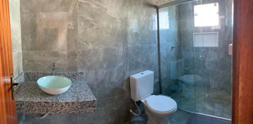 伊比科阿拉Pousada Licuri Ibicoara的一间带卫生间和玻璃淋浴间的浴室
