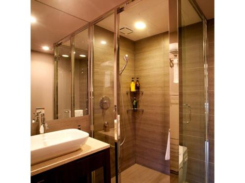 宇流麻Hotel Hamahigashima Resort - Vacation STAY 10570v的一间带水槽和玻璃淋浴的浴室