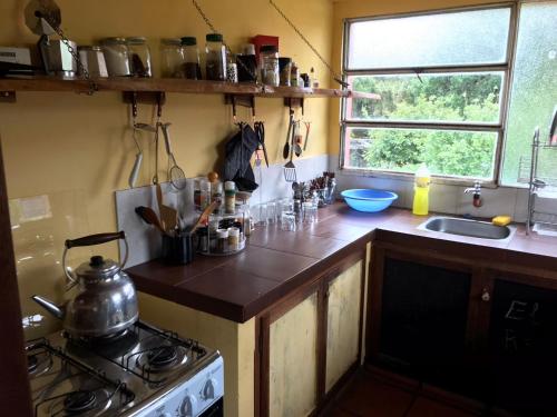 Treinta y TresEl Refugio en la Quebrada的厨房配有炉灶、水槽和窗户。