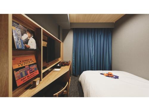 松山dogo hakuro - Vacation STAY 80196v的酒店客房,配有床和电视