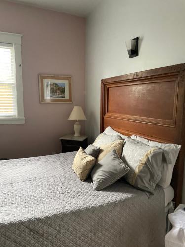 圣奥古斯丁150-year-old Lincolnville cottage 3bedroom 2bath的一间卧室配有一张大床和枕头