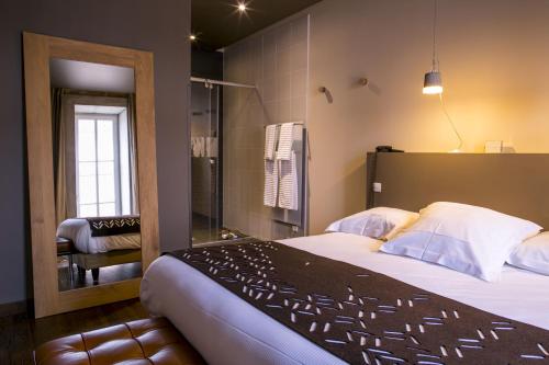 图尔尼特拉斯酒店的一间带大床的卧室和一间浴室
