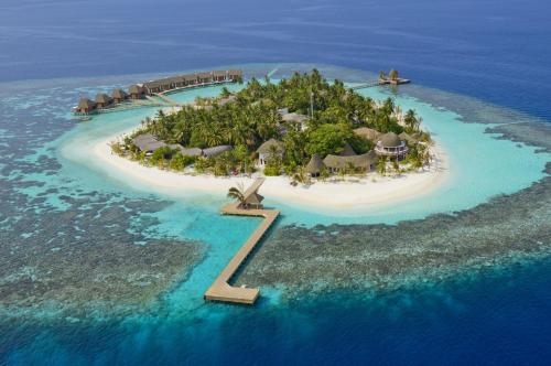 希曼杜岛马尔代夫坎德鲁度假酒店的海洋上的岛屿,上面有一个度假胜地