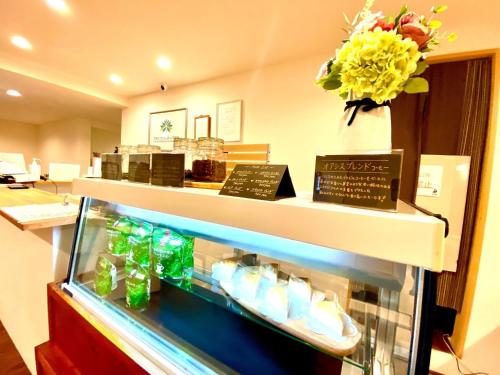 石垣岛HOTEL SANDRIVER ISHIGAKIJIMA - Vacation STAY 91476v的商店里装有展示箱的商店