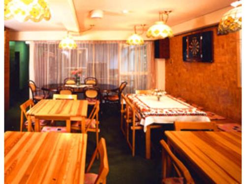 京都Pension Kitashirakawa - Vacation STAY 91700v的用餐室配有木桌和椅子