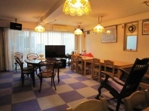 京都Pension Kitashirakawa - Vacation STAY 91713v的客厅设有餐桌和椅子