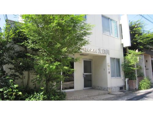 京都Pension Kitashirakawa - Vacation STAY 91713v的前面有棵树的白色建筑