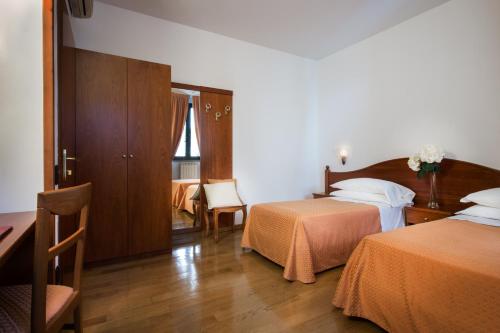 卡莱扎诺拉韦雷塔酒店的酒店客房设有两张床和一张桌子。