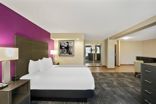 哥伦布La Quinta by Wyndham Columbus MS的配有一张床和一张书桌的酒店客房