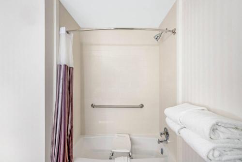 哥伦布La Quinta by Wyndham Columbus MS的带淋浴和卫生间的白色浴室