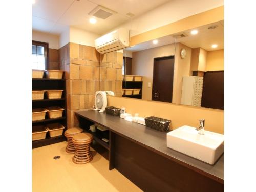 堺市Hotel Aston Hotel Osaka Sakai - Vacation STAY 97564v的一间带水槽和镜子的浴室
