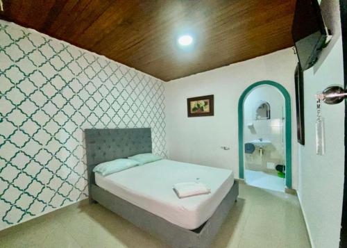 巴兰基亚HOTEL SANTA MONICA的一间小卧室,配有一张床和镜子