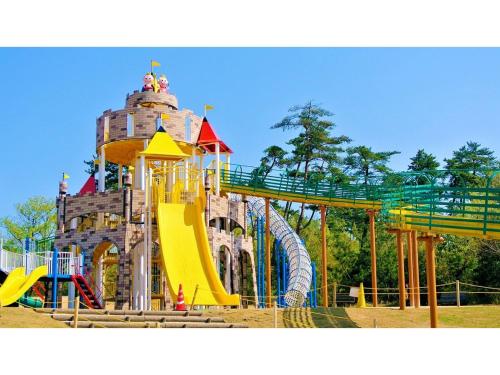 汤村Asanoya - Vacation STAY 01715v的一个带滑梯和城堡的游乐场
