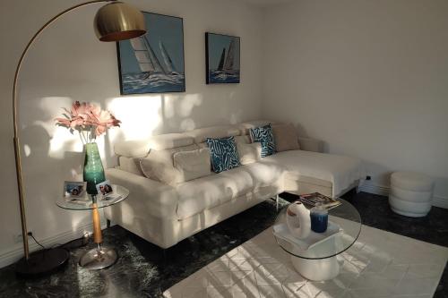 昂蒂布BNB RENTING Brand new 2 bdr apartment in Antibes的客厅配有沙发和桌子