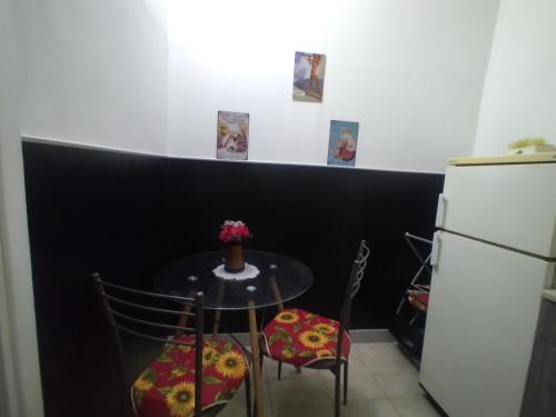 AcerraAL Civico 24的厨房配有桌椅和冰箱