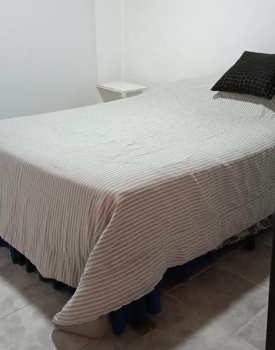 GualeguaychúEl cardenal的一张大白色的床,上面有毯子