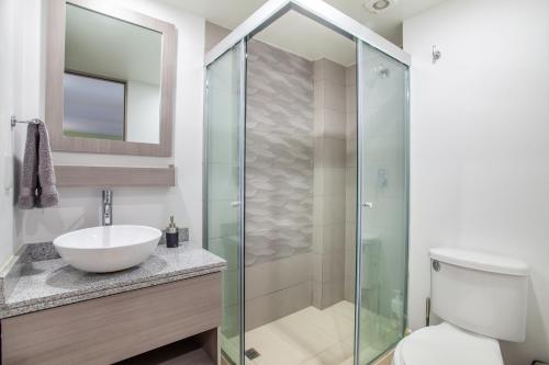 墨西哥城Moderno Mexicano 3BR/2BA 200Mbps的一间带水槽和玻璃淋浴的浴室