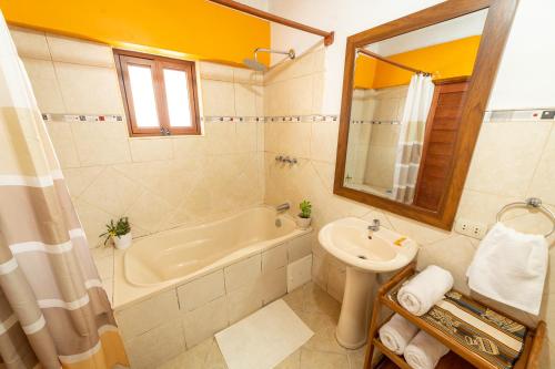 皮萨克查斯卡皮萨卡旅馆的带浴缸、盥洗盆和卫生间的浴室