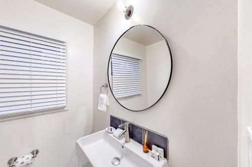 圣地亚哥Casita Azul的白色的浴室设有镜子和水槽