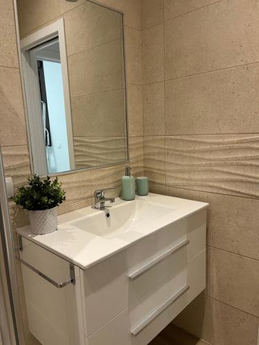 奥尔纳丘埃洛斯CASA MARTÍN的浴室设有白色水槽和镜子