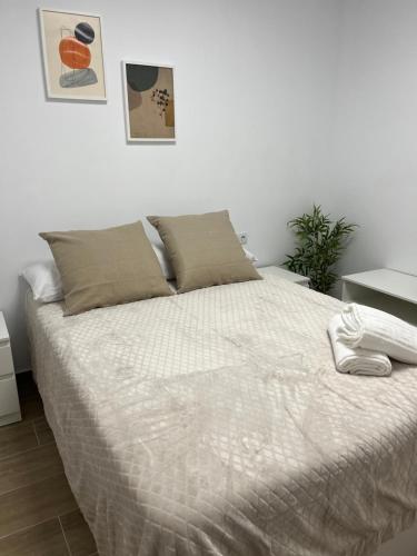 奥尔纳丘埃洛斯CASA MARTÍN的一间卧室配有一张带白色床单的大床